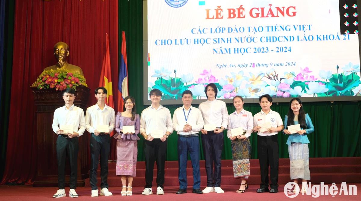 111 lưu học sinh Lào hoàn thành chương trình đào tạo tiếng Việt tại Nghệ An