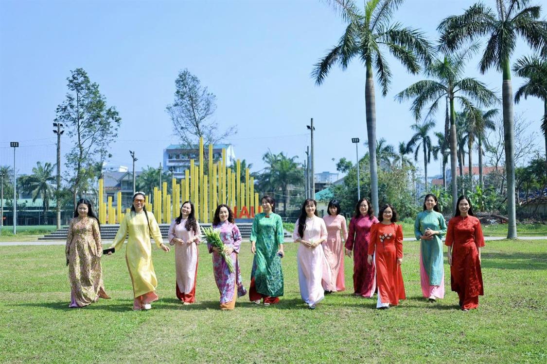 NÉT ĐẸP ÁO DÀI TRONG KHUÔN VIÊN TRƯỜNG ĐẠI HỌC NGHỆ AN NHÂN NGÀY QUỐC TẾ PHỤ NỮ 8/3