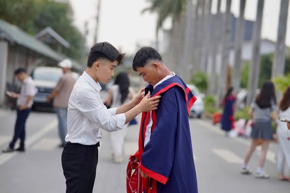 TỐT NGHIỆP – KHÔNG CHỈ LÀ MỘT TẤM BẰNG, MÀ LÀ CẢ MỘT HÀNH TRÌNH YÊU THƯƠNG