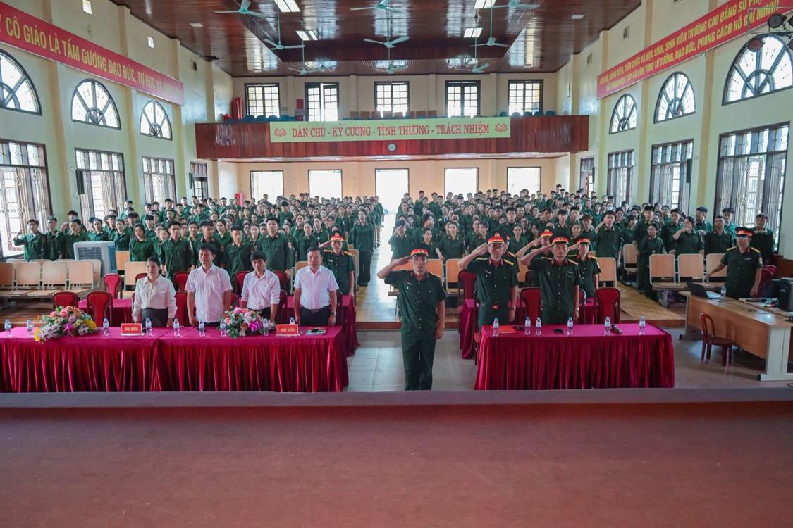 SINH VIÊN KHOA KINH TẾ – QUẢN TRỊ KINH DOANH THAM GIA KHÓA HỌC GIÁO DỤC QUỐC PHÒNG VÀ AN NINH