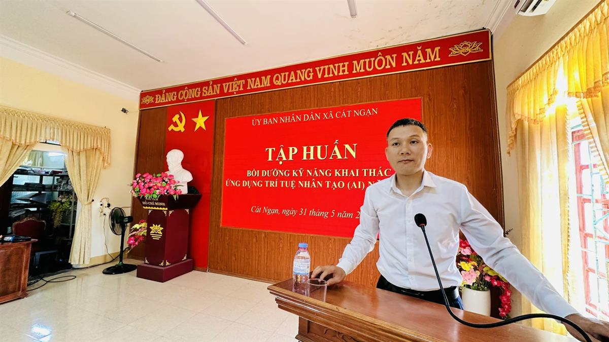 Trường Đại học Nghệ An tổ chức tập huấn ứng dụng trí tuệ nhân tạo (AI) cho cán bộ cơ sở tại xã Cát Ngạn