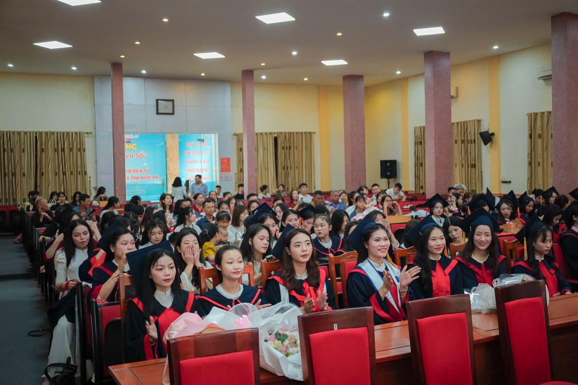 LỄ KHAI GIẢNG LỚP K29 VÀ BẾ GIẢNG CHO 3 LỚP K23, K24 VÀ K25 NGÀNH NGÔN NGỮ ANH